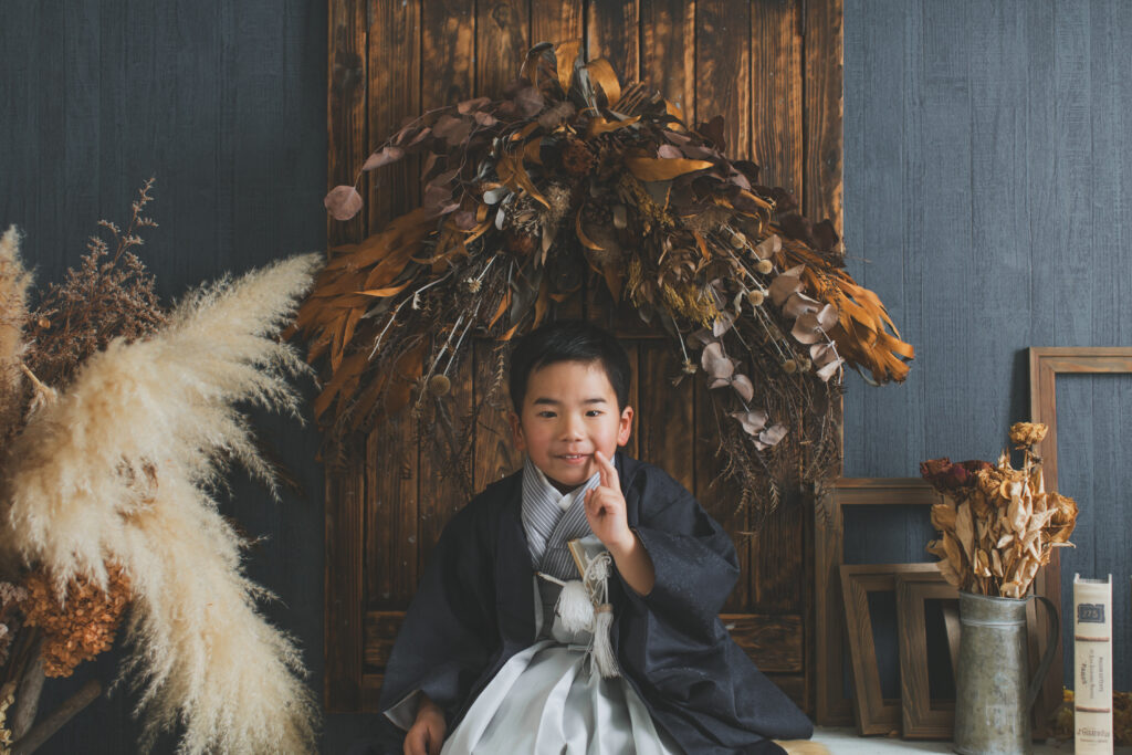七五三撮影をする男の子 小山 フォトスタジオ