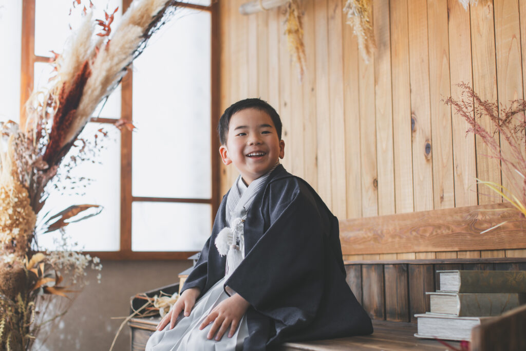 七五三撮影をする男の子 小山 フォトスタジオ