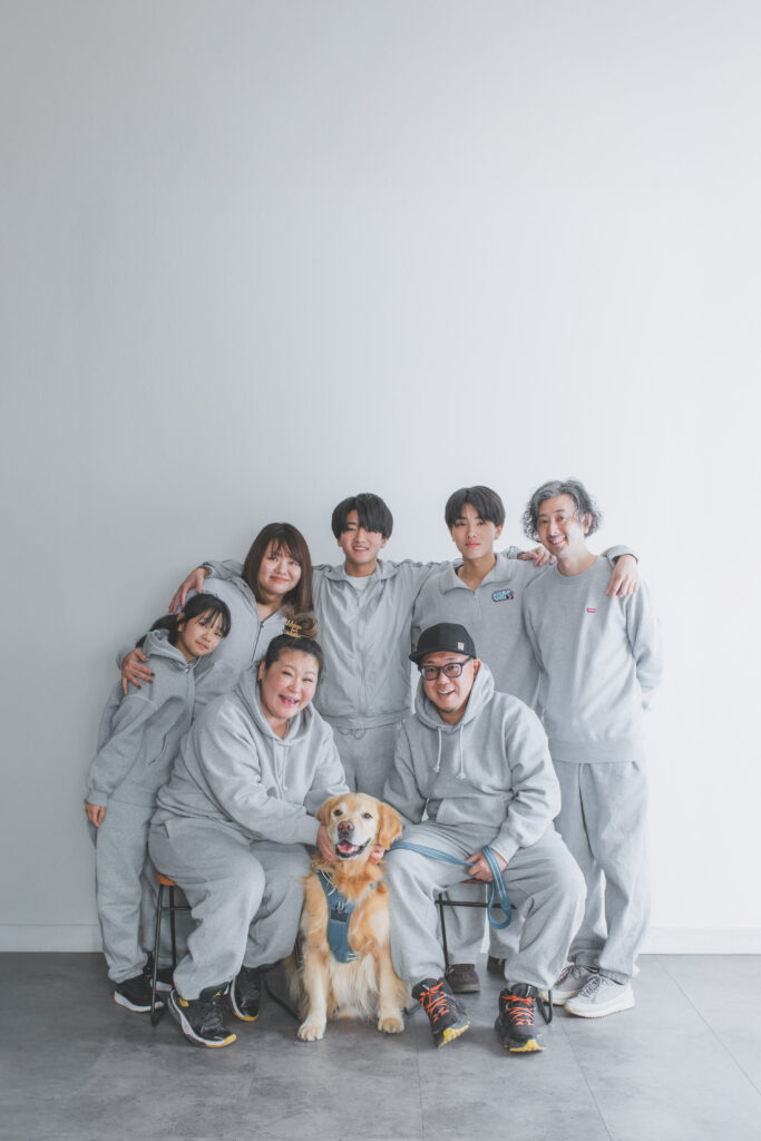 ペットと家族の集合写真
