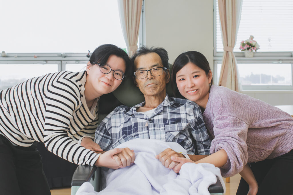 父と娘2人の家族写真