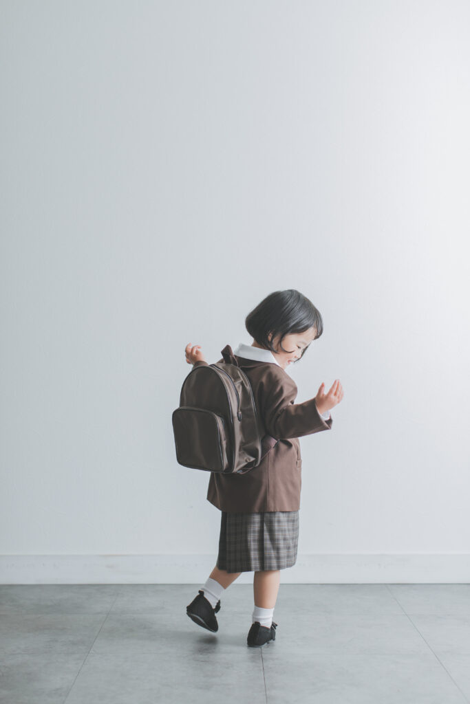 動きのある入園記念撮影のワンシーン