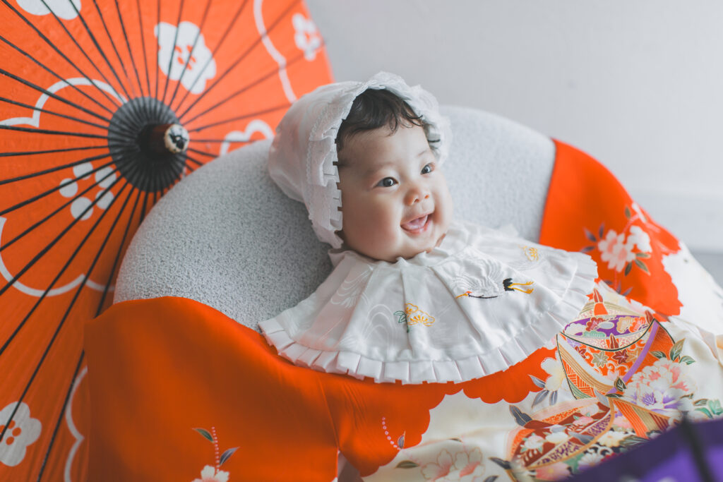 ママの産着を着た赤ちゃん