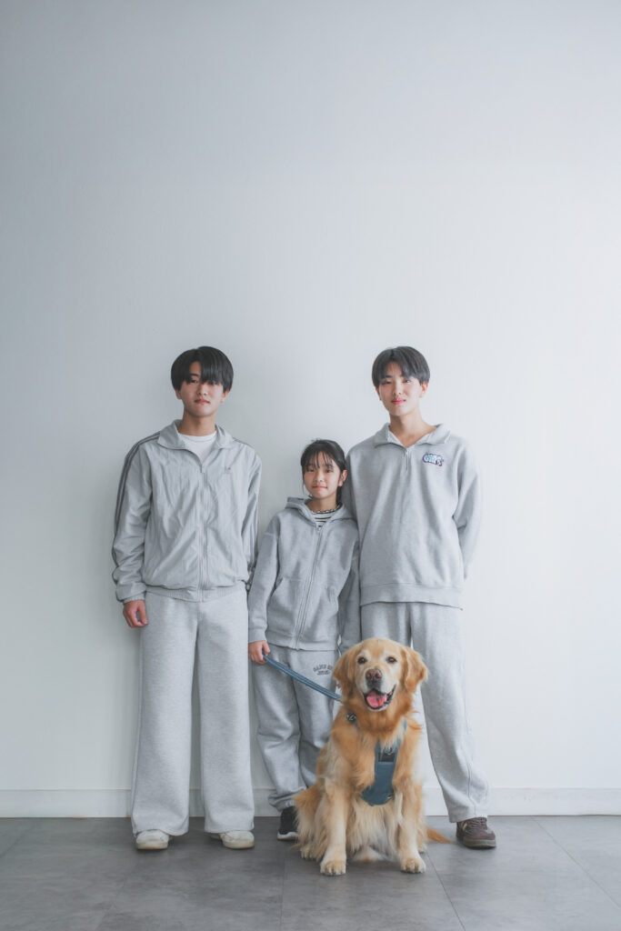 犬を囲んだ家族の自然な表情