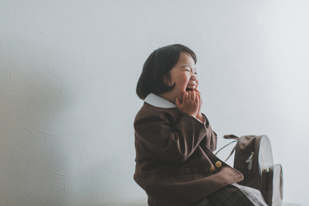 自然な表情の3歳女の子入園フォト