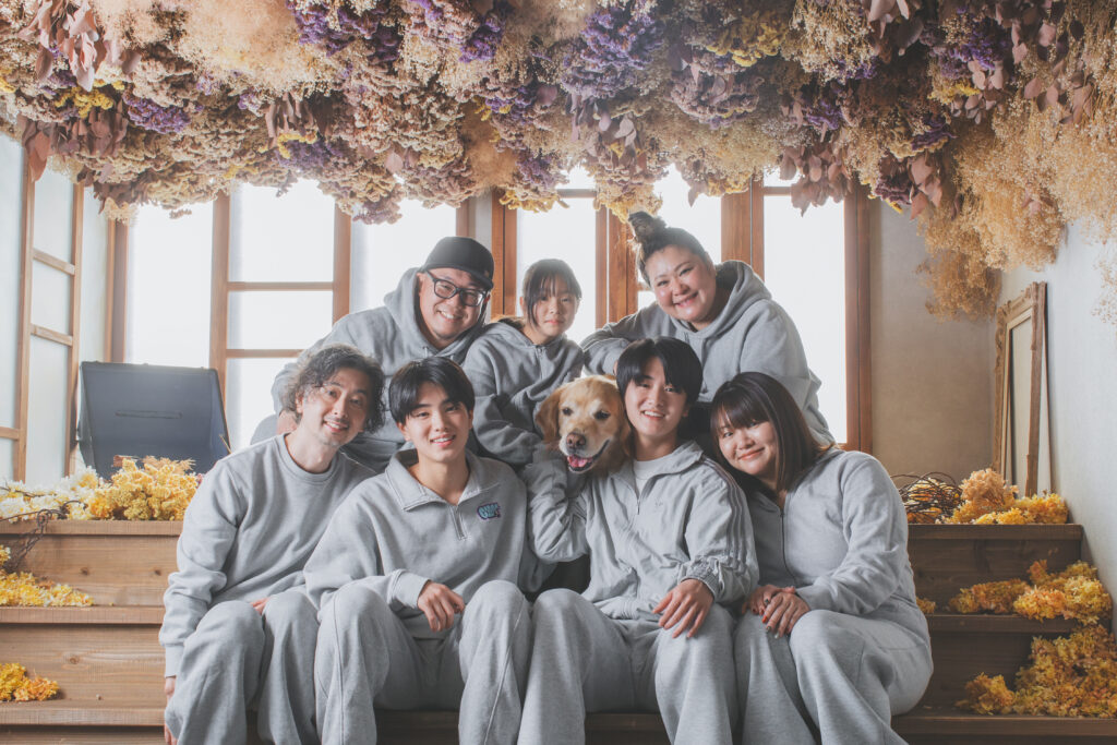 家族7人と犬の集合写真