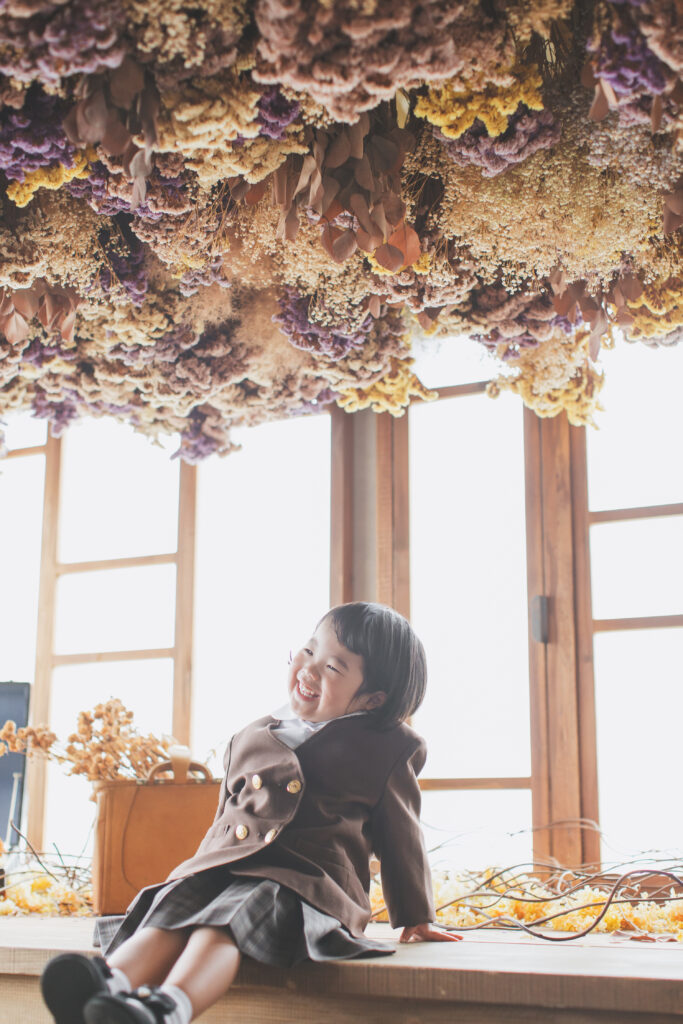 表情豊かな3歳女の子のスタジオ写真