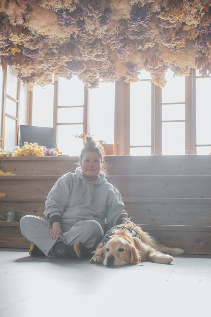 犬と一緒に撮影した記念写真