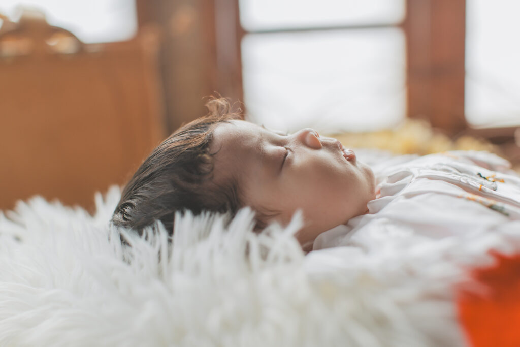眠ってしまった赤ちゃんのカット