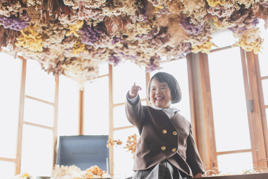3歳女の子の入園記念フォトを撮影する様子