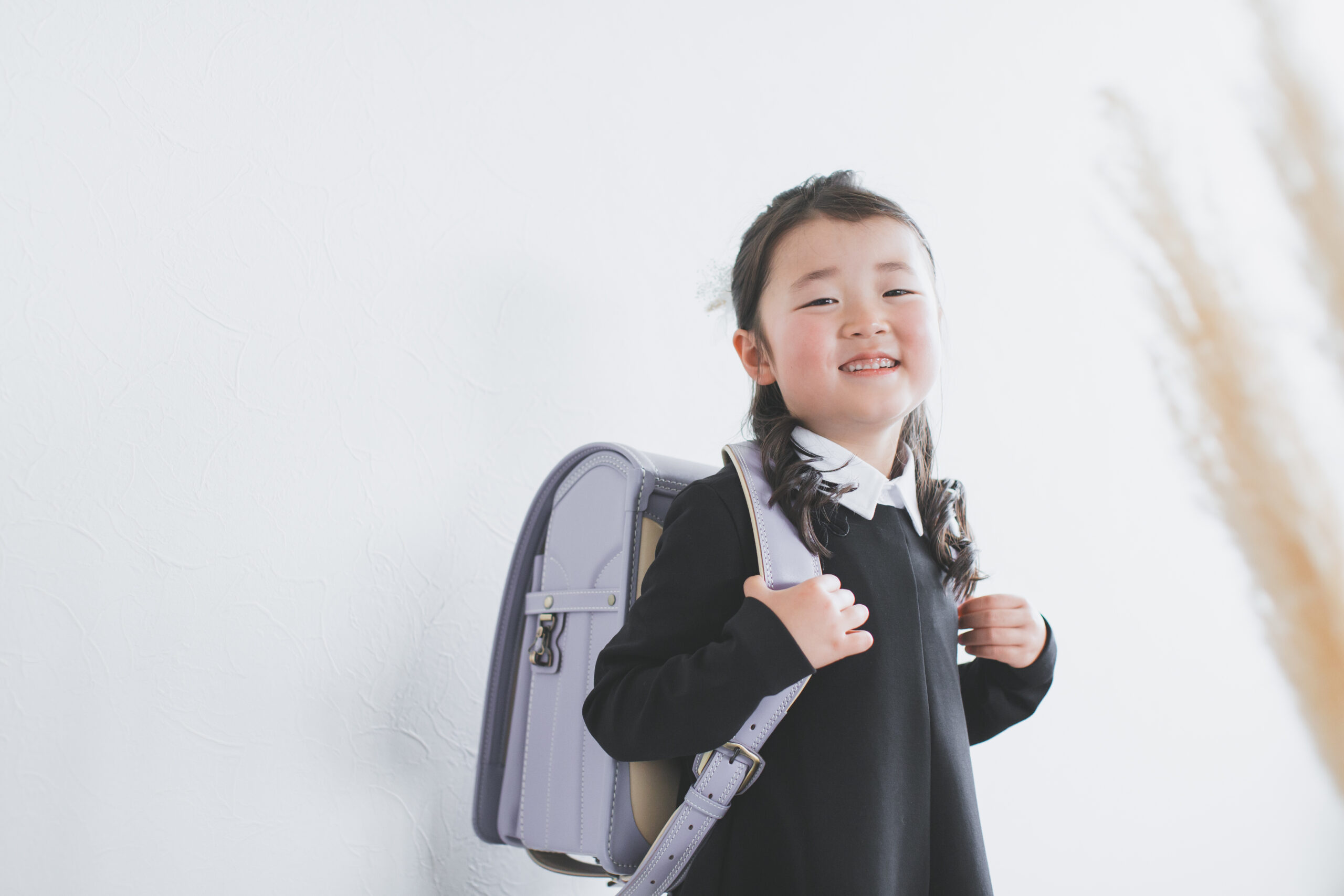 入学記念でランドセルを背負った女の子
