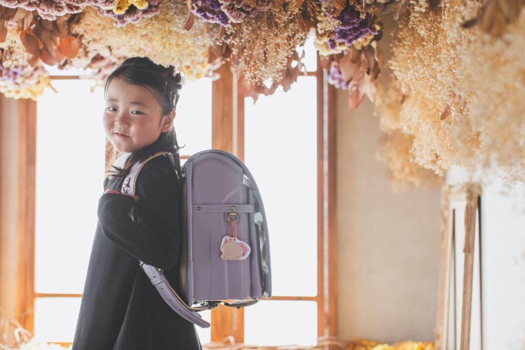 紫のランドセルを使った入学記念撮影