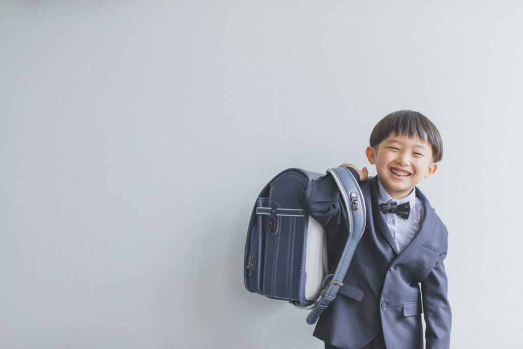 入学写真のランドセル姿の男の子