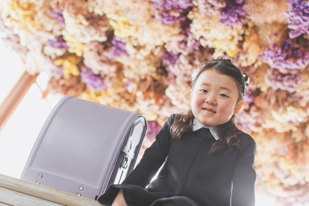 紫のランドセルを使った入学記念撮影