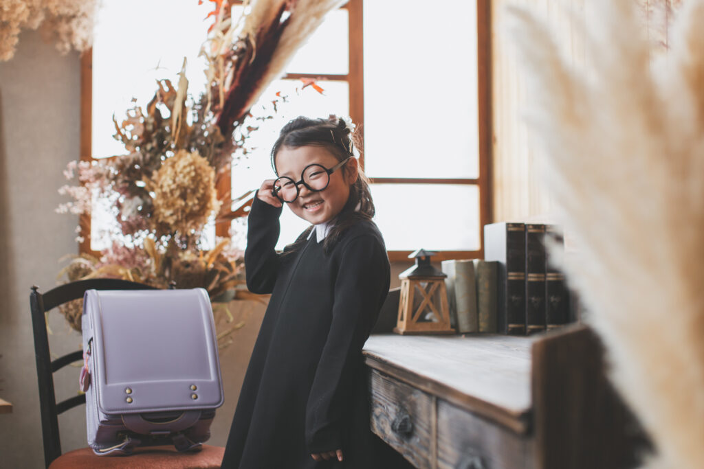 表情豊かな女の子の入学スタジオ写真