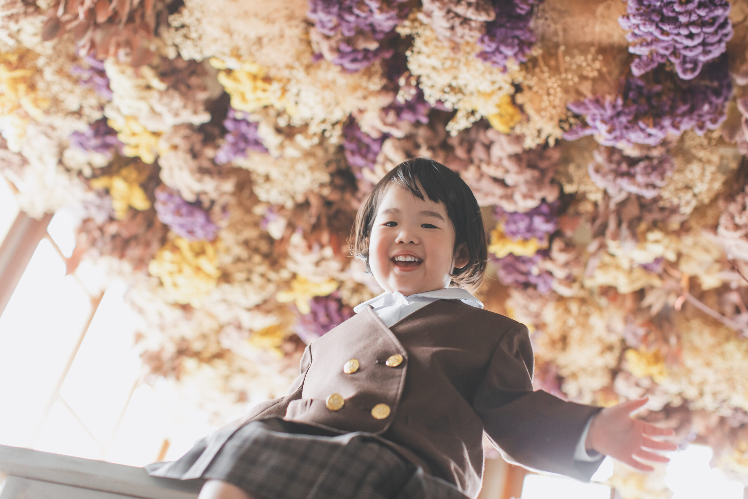 3歳女の子の入園記念フォトを撮影する様子