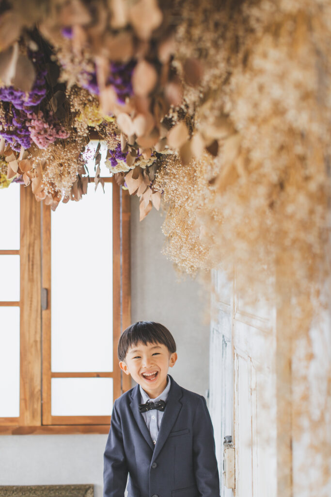 入学写真スタジオでの自然な笑顔