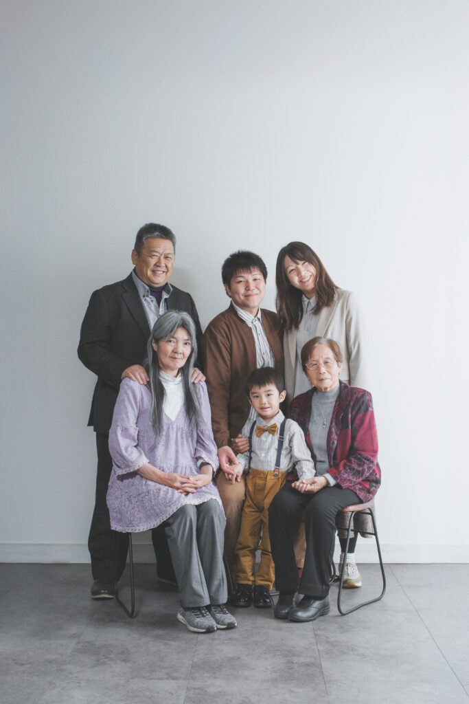 祖父母と一緒の家族記念写真