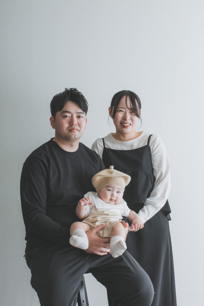 フォトスタジオでの家族写真