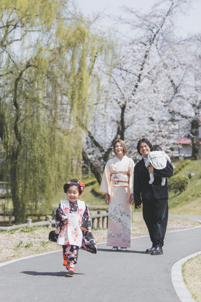 神社での七五三家族写真