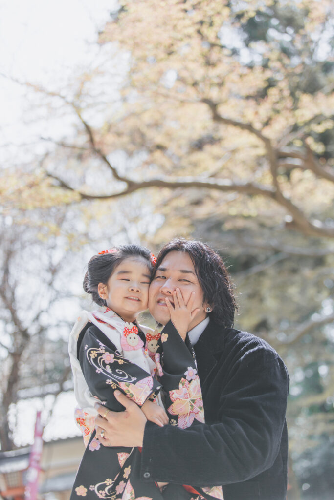 神社での七五三家族写真
