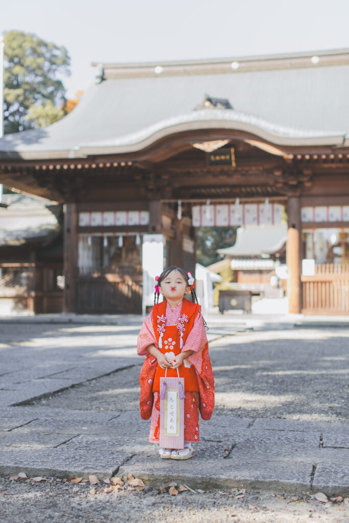 千歳飴を持つ七五三写真