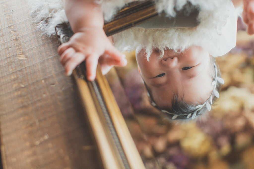 鏡で遊ぶ赤ちゃんの様子