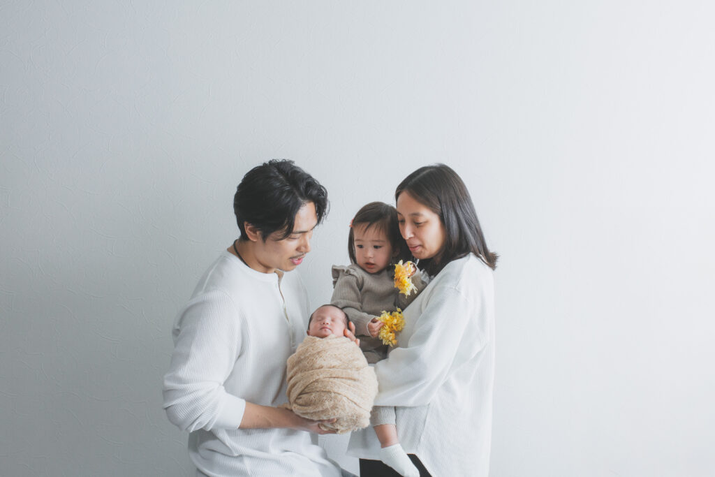 家族と一緒の赤ちゃん写真