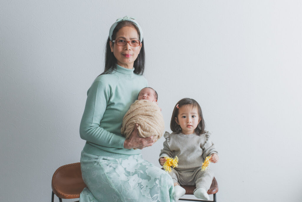 家族と一緒の赤ちゃん写真