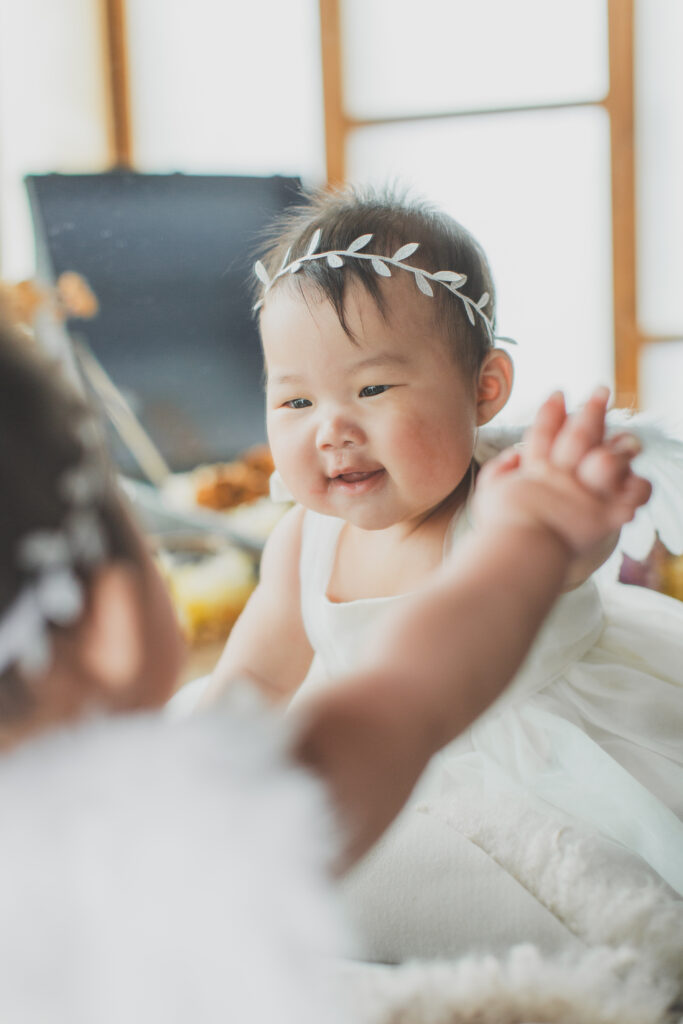 鏡で遊ぶ赤ちゃんの様子