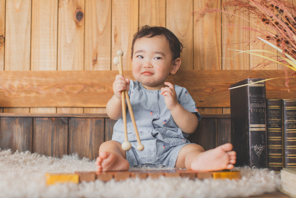 自然な笑顔の赤ちゃん写真