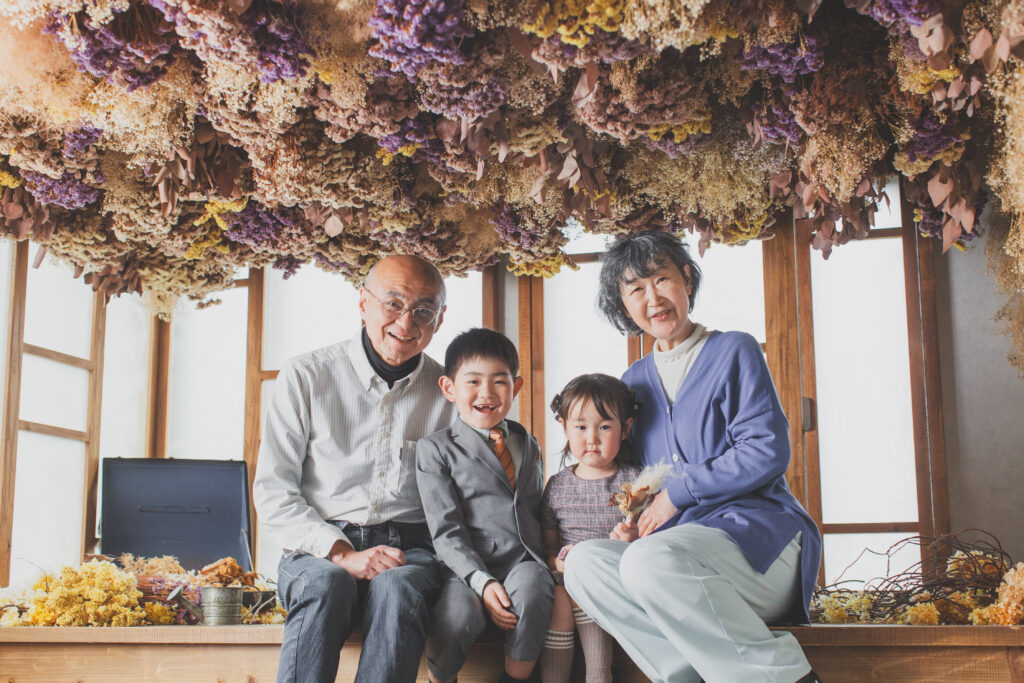 祖父母と一緒の入学写真