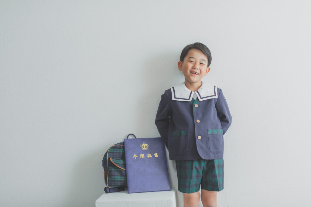 卒園証書を持った男の子