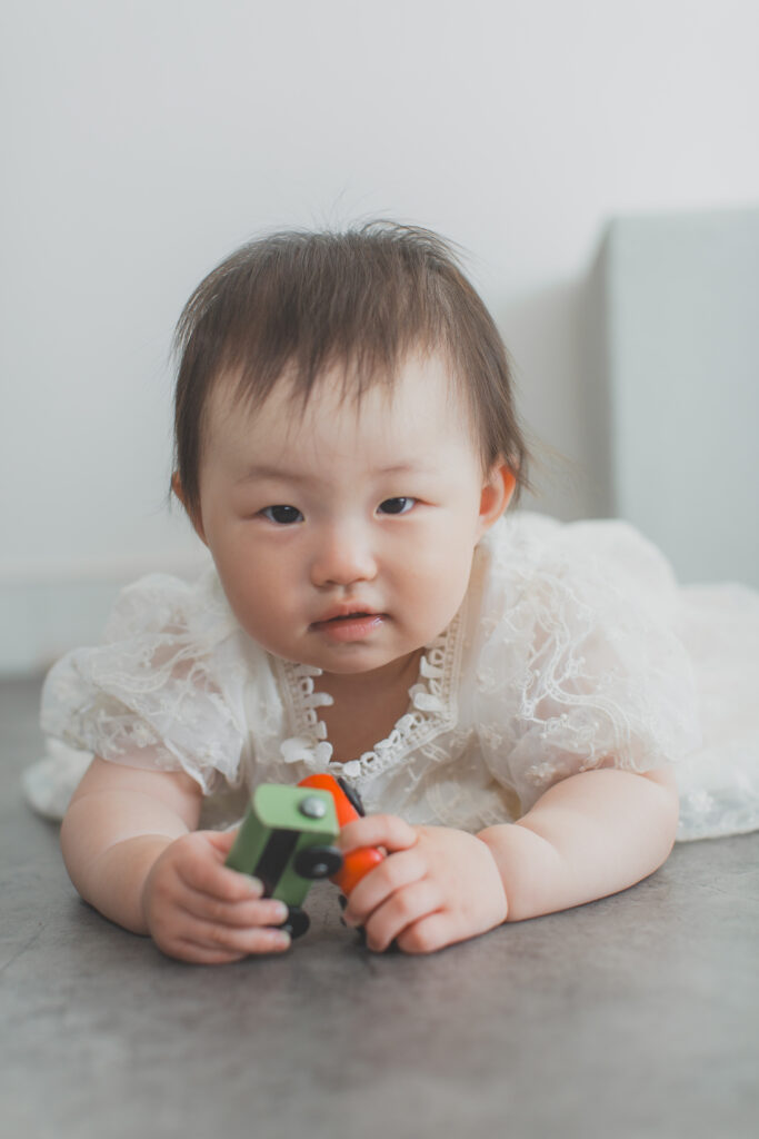 おもちゃで遊ぶ1歳の女の子