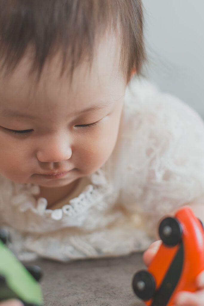 おもちゃで遊ぶ1歳の女の子