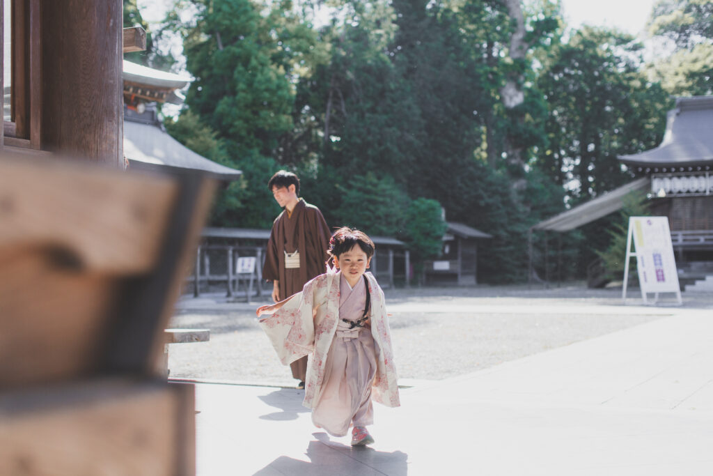 神社で遊ぶ子どもたち