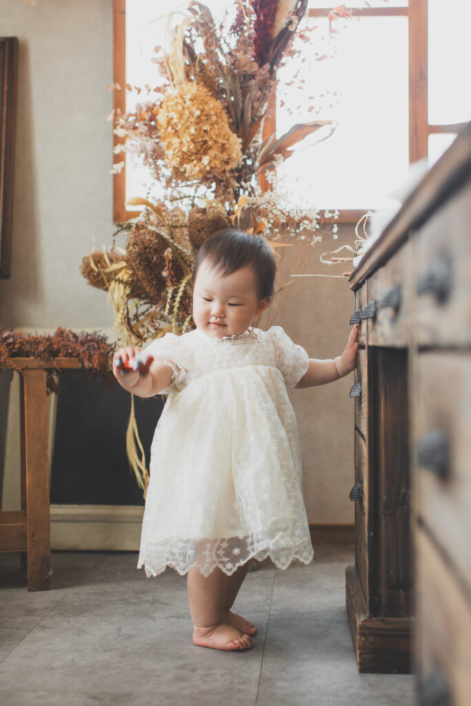 好奇心いっぱいの1歳記念写真