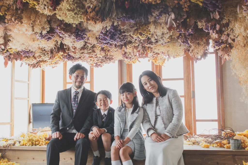 家族での入学記念写真