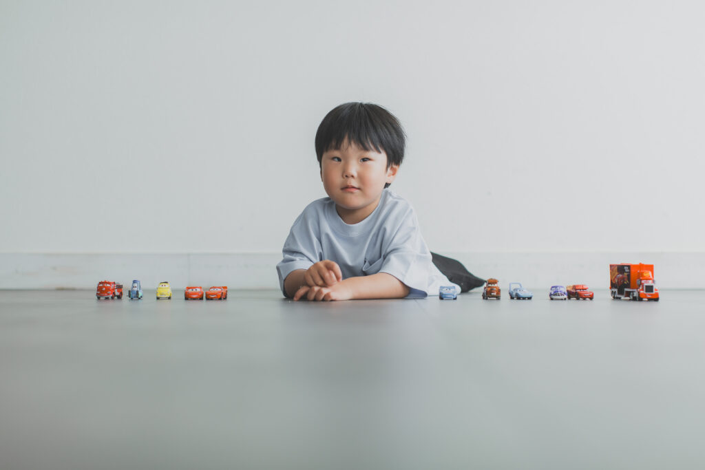 ミニカーで遊ぶ3歳の男の子