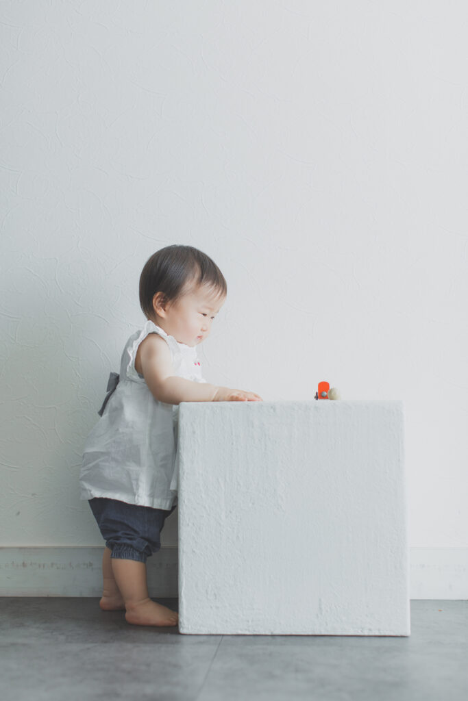 おもちゃで遊ぶ1歳の女の子