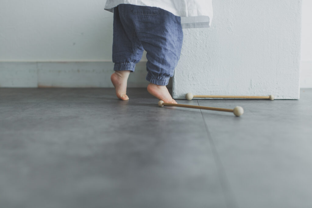 おもちゃで遊ぶ1歳の女の子