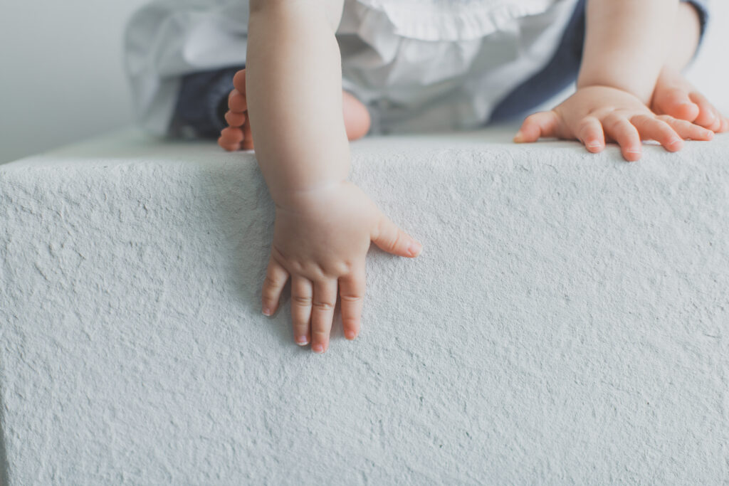 おもちゃで遊ぶ1歳の女の子