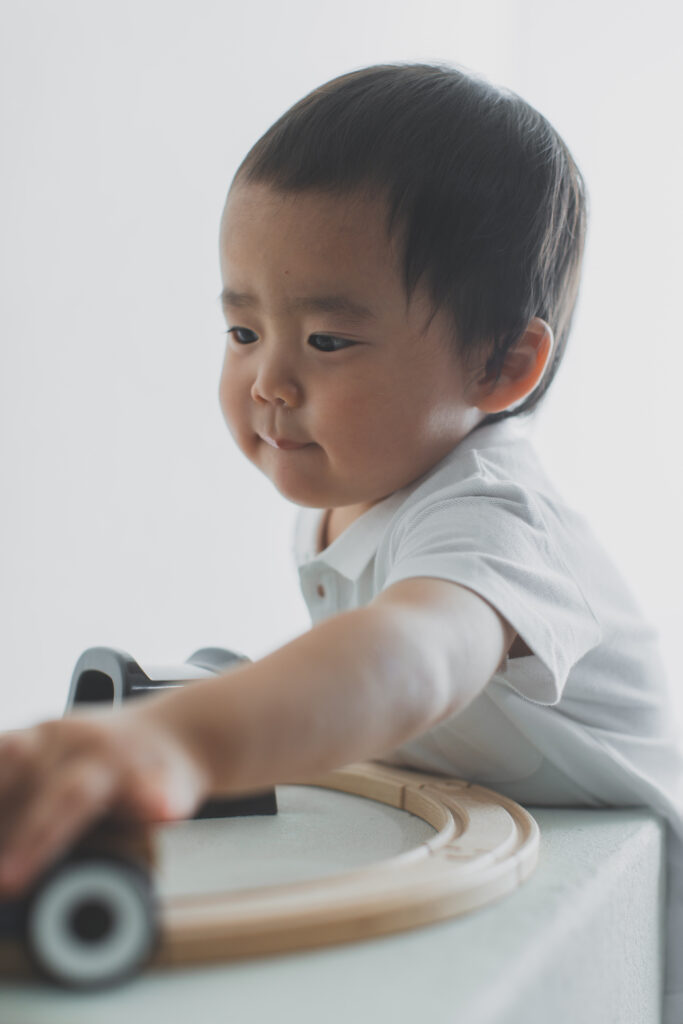 車のおもちゃで遊ぶ男の子