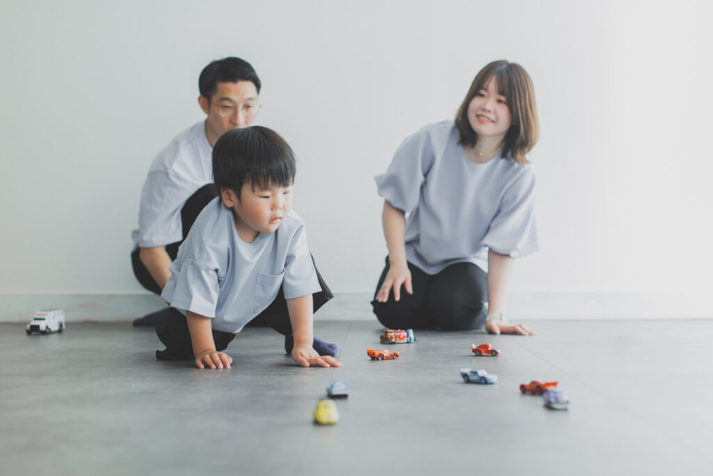 ミニカーで遊ぶ3歳の男の子