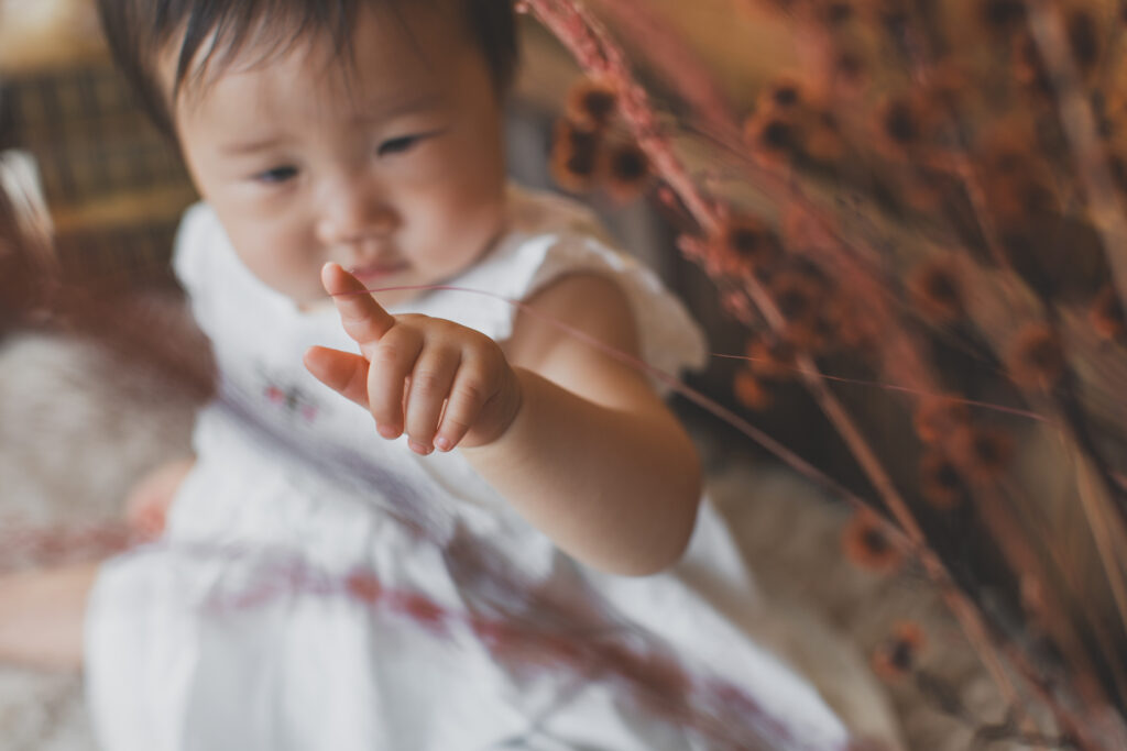 おもちゃで遊ぶ1歳の女の子
