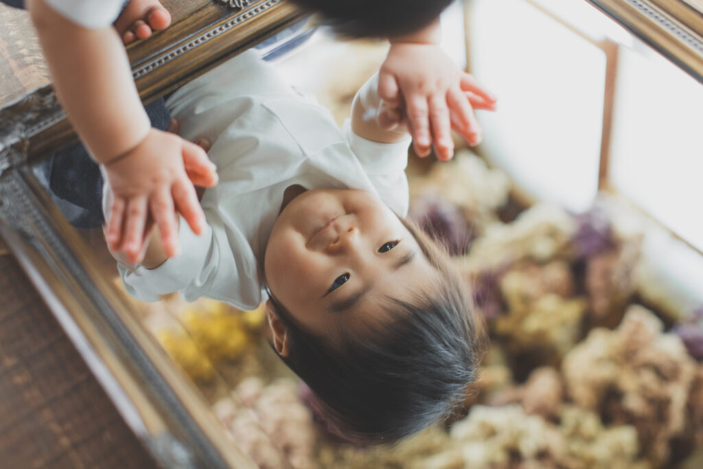 鏡を見て遊ぶ1歳の男の子