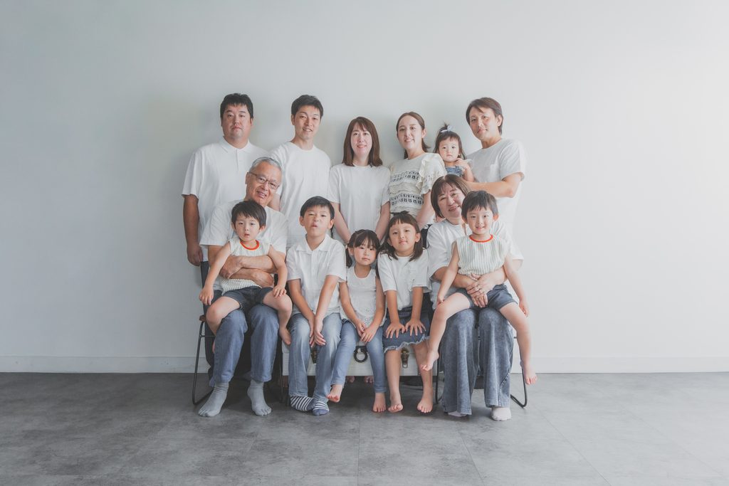 親族が一堂に会した家族写真