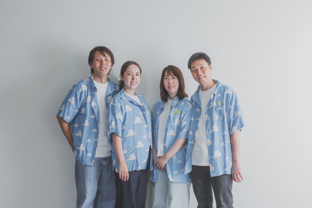お揃いの服を着た兄弟写真