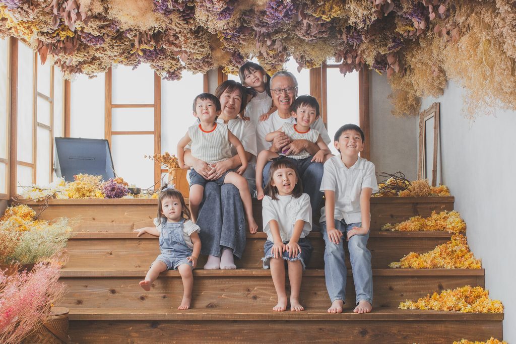 祖父母と孫の記念写真