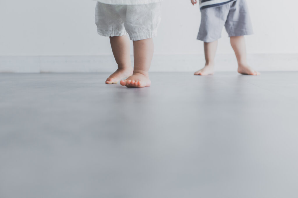 スタジオで遊ぶ1歳女の子の足元