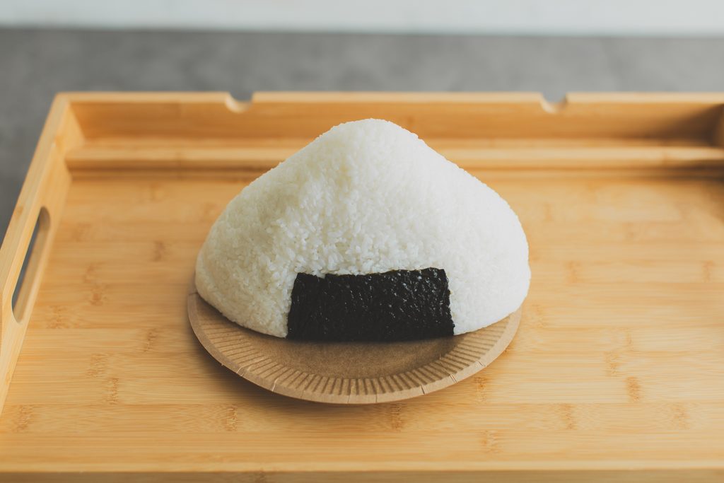 1歳のバースデーフォトに用意した特大おにぎり